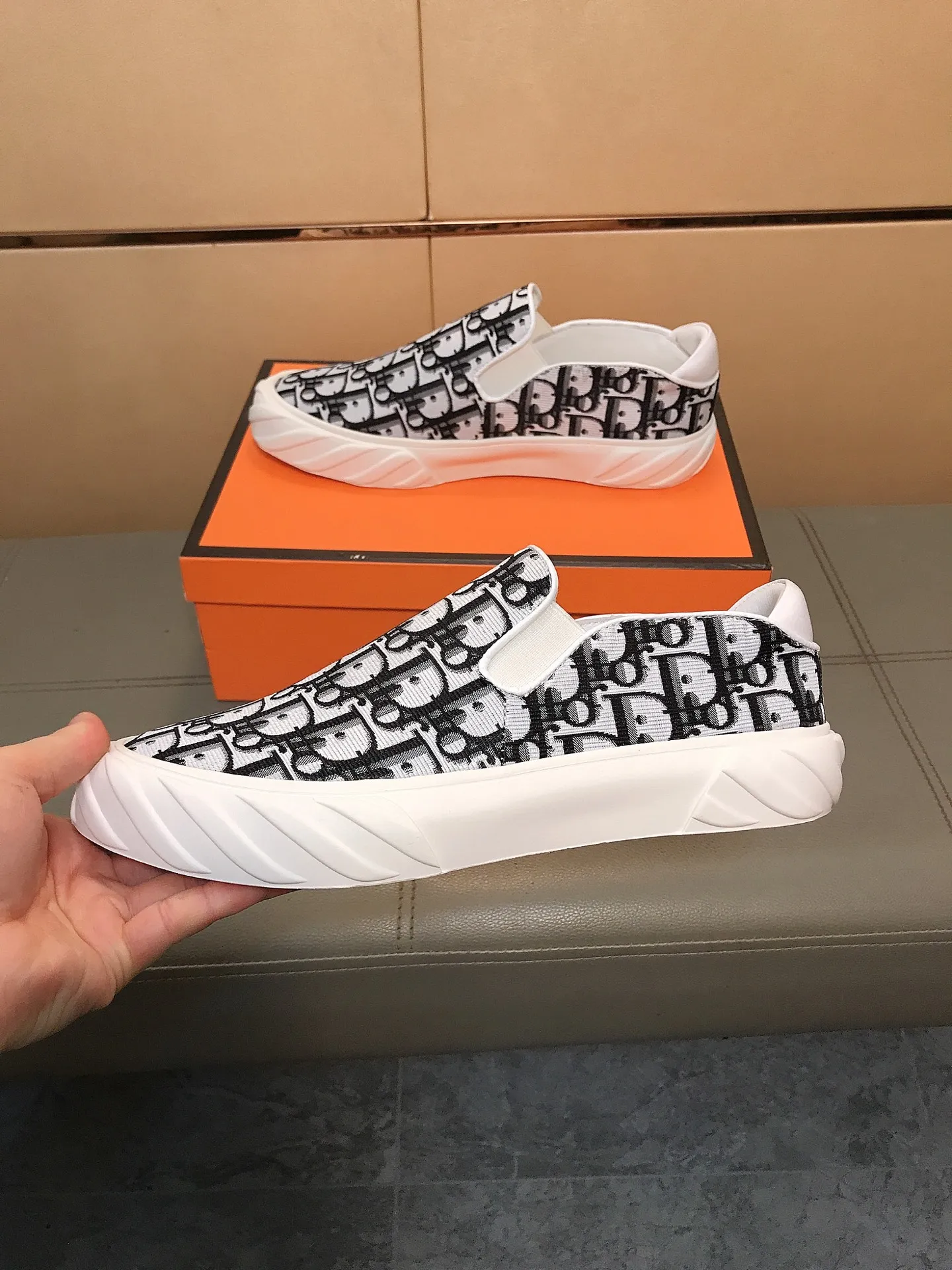 Factory price 380 👉👉[Dior] Dior’s latest model is carefully crafted and set off the audience! An international brand that continues to innovate. This men's high-top all-season casual shoe is made of brand printed material on the upper, pigskin lining and rubber non-slip outsole. It is breathable and comfortable and speaks for itself with quality👄 Size: 38-44